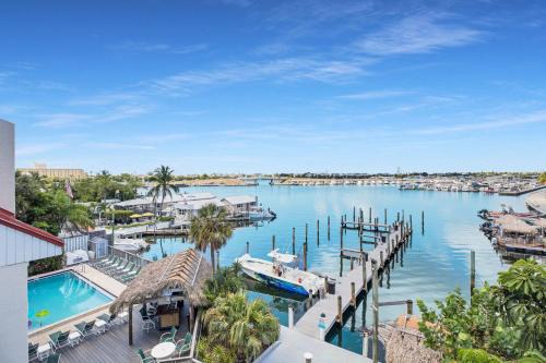 Meadows House | Florida - Spacious Updated Waterfront Condo 2x2 Pool Dock