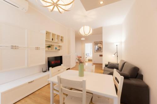 Parella Apartment | Flower House