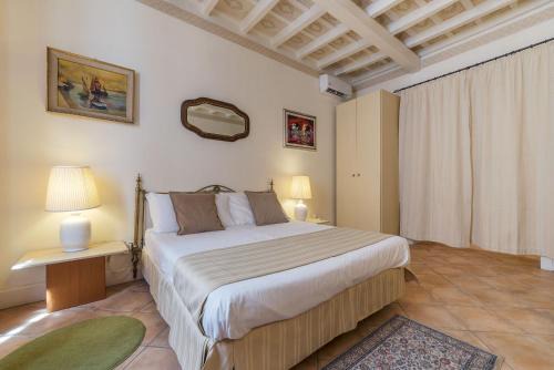 Rione IV Campo Marzio Apartment | Fontanella Borghese Apartment - FromHometoRome