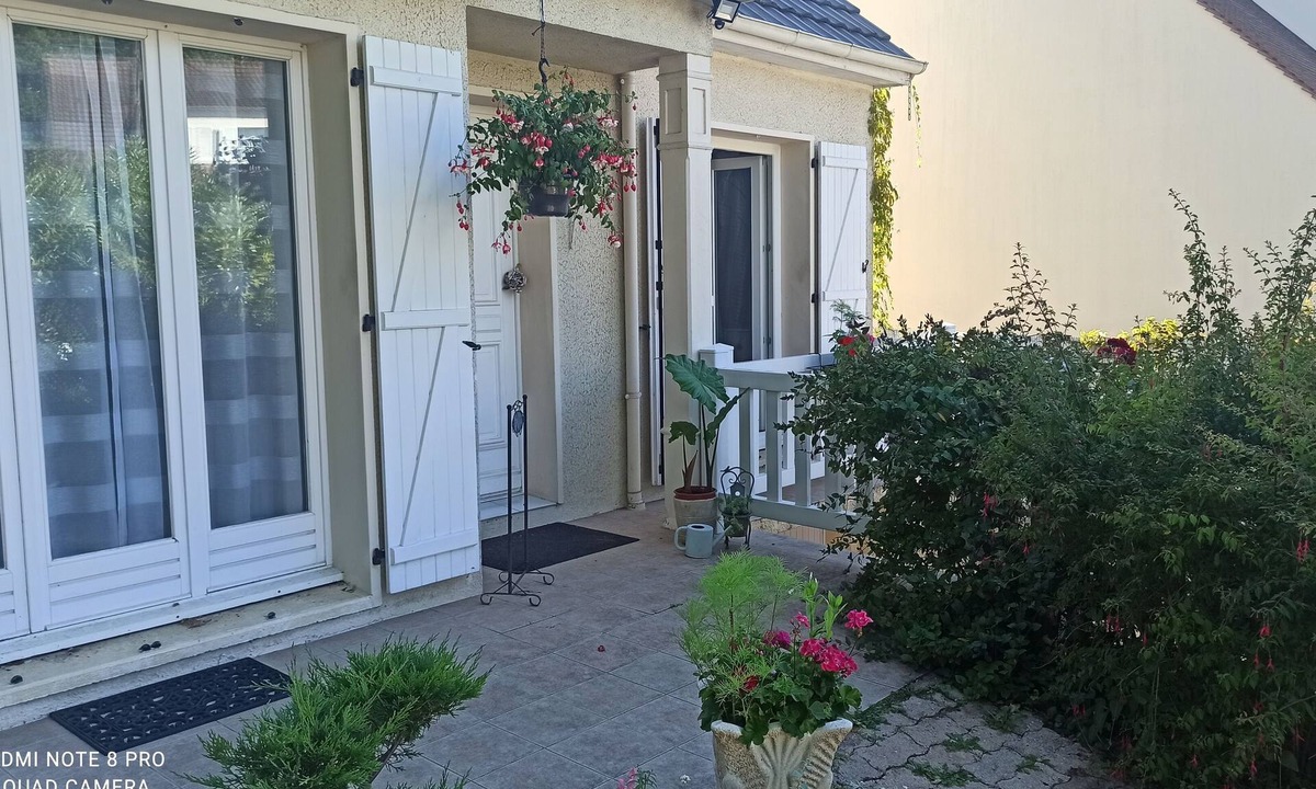 Le Mesnil-Saint-Denis Bed & Breakfast | FOR RENT PRIVATE ROOM WITH BALCONY AND JERDIN