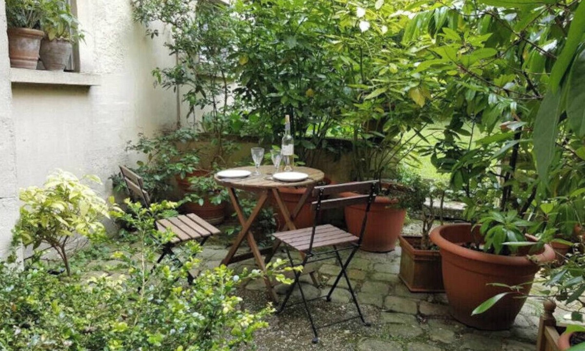 Saint-Louis Apartment | For working or visiting, quiet, first floor with small private courtyard.