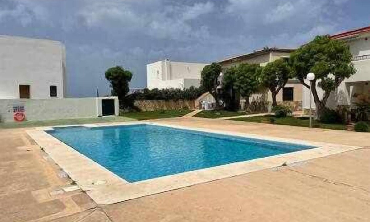 Los Delfines Apartment | Forcat - Apartamento Bajo con Jardín y Piscina