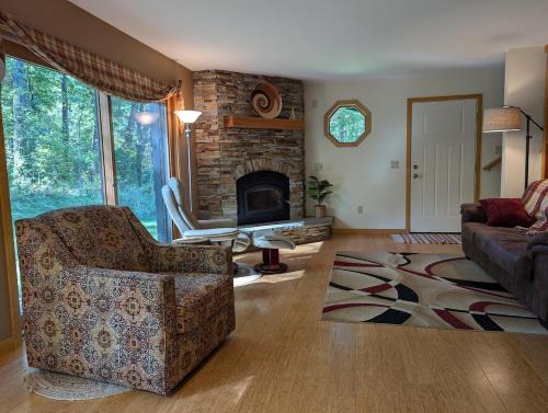 Baraboo House | Forest Escape - Quiet and Private