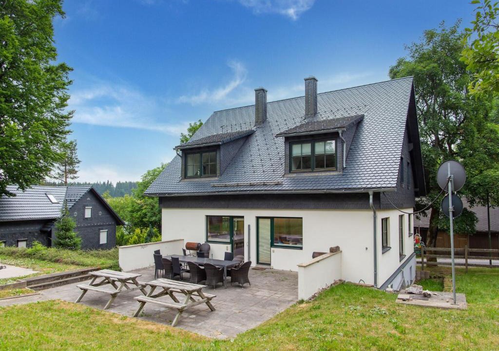 Friedrichshoehe House | Forest Escape with Terrace