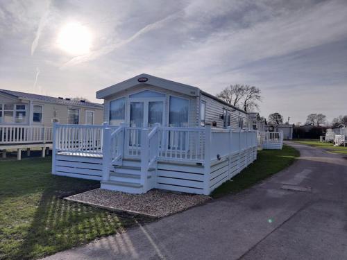 Tiptoe Resort | Forest Getaway, sleeps 6 at Bashley, leisure PASS included