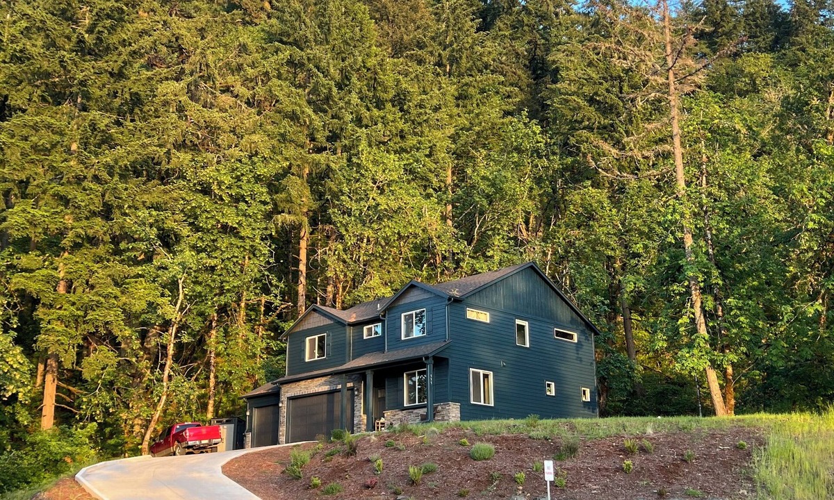 Thurston House | Forest home and outdoor adventure paradise! 15 minutes to Autzen Stadium.