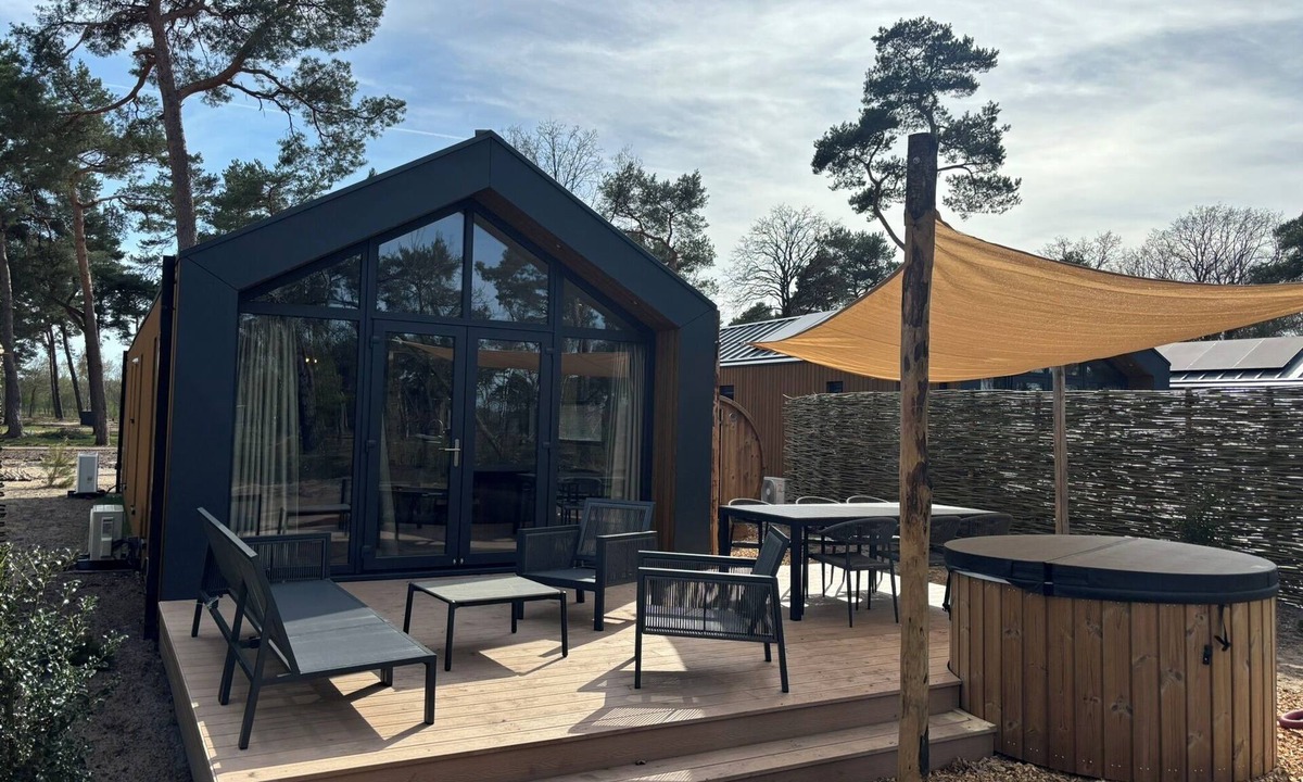 Lattrop House | Forest Lodge with hot tub and sauna for 6 people located on the edge of the park with views of the forest. Luxury lodge with 3 bedrooms, a terrace and private wellness.