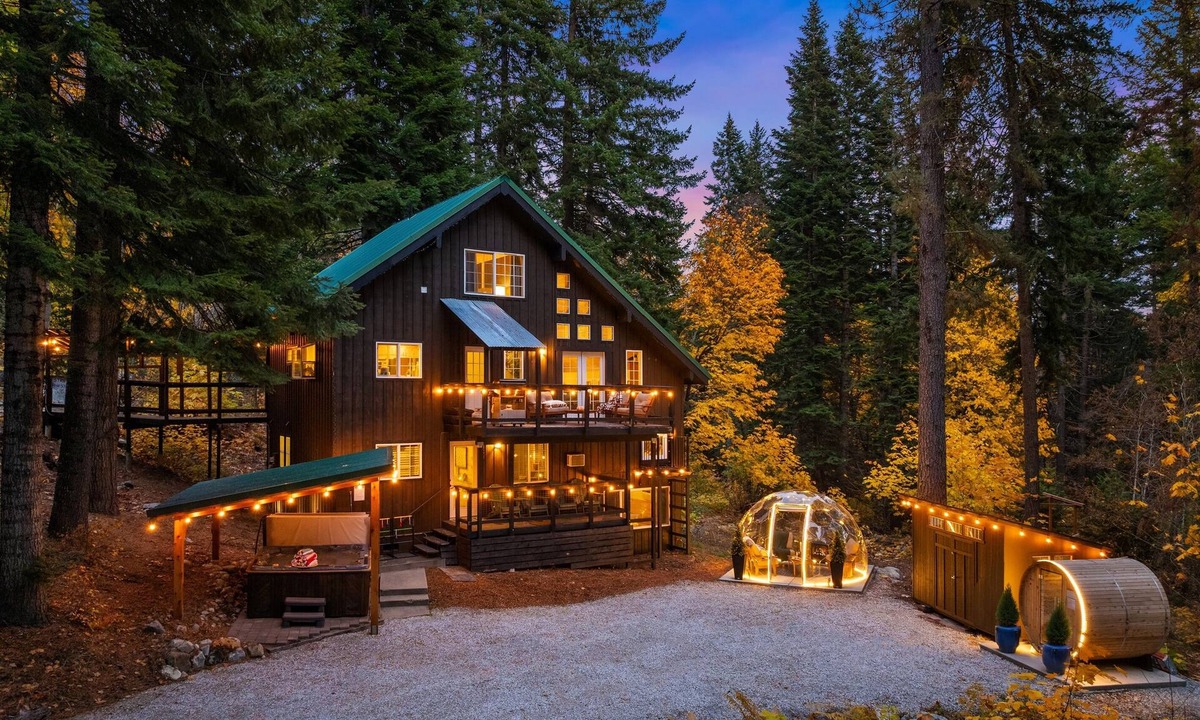 Leavenworth Cabin | Forest+Mountain Views, Hot Tub, Sauna, EV Charger, Dogs OK, Near Lake Wenatchee