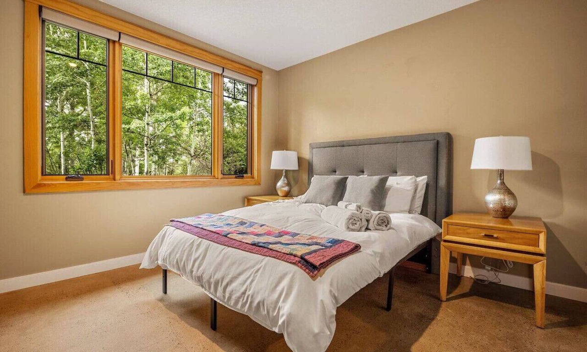 Springbank Condo | Forest Retreat 2 Acres Fully Equipped + Views