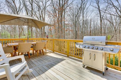 East Stroudsburg House | Forest-View Deck & Fire Pit: Poconos Escape!