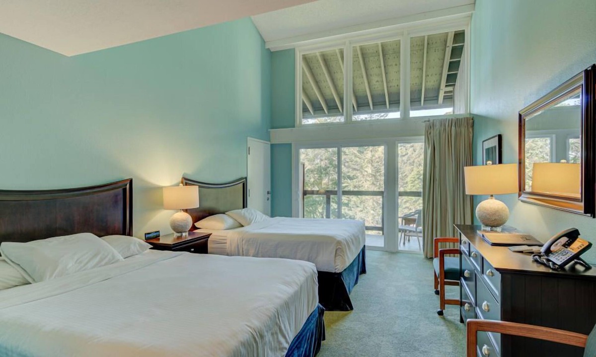 Otter Rock Hotel | Forest-View Room with 2 Queen Beds