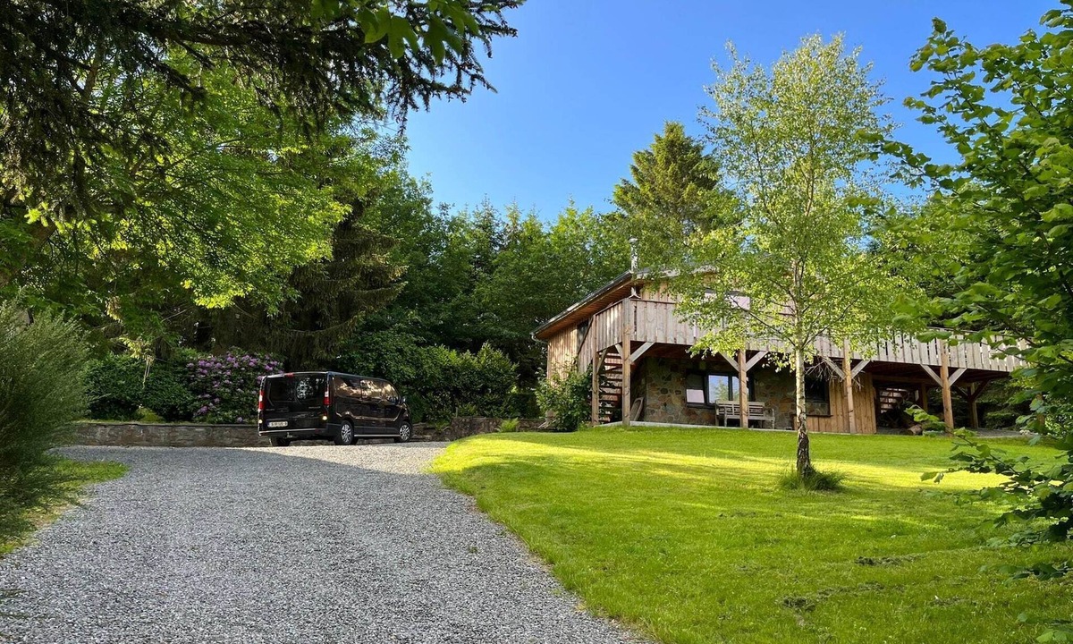 Nadrin House | Forestside Escape near Lake