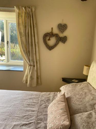 Black Torrington Apartment | Forge Cottage, Cosy Couples Retreat in the Devon Countryside, Indoor Pool, Tennis Court and Tarka Trail Access