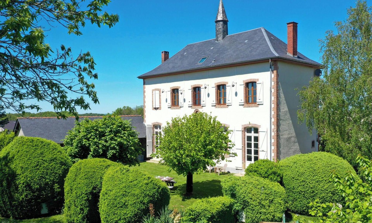 Troche Villa | Former school with character in the Corrèze, in a peaceful setting near the Dordogne river