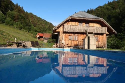 Dobrova-Polhov Gradec Apartment | Forrest Farmstay Apartments with a Pool