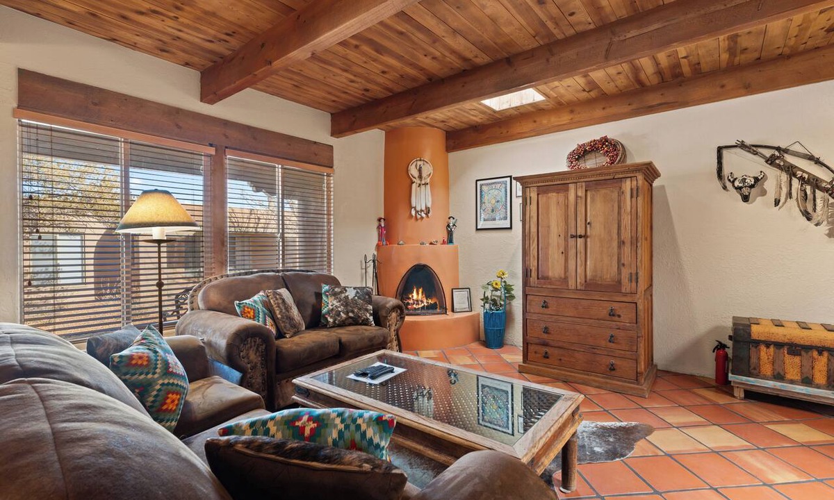 Northeast Santa Fe Hotel | Fort Marcy 17 | Walk to Plaza | Fireplace | Kitchen | Hot Tub | Pool | End Unit | Single Level