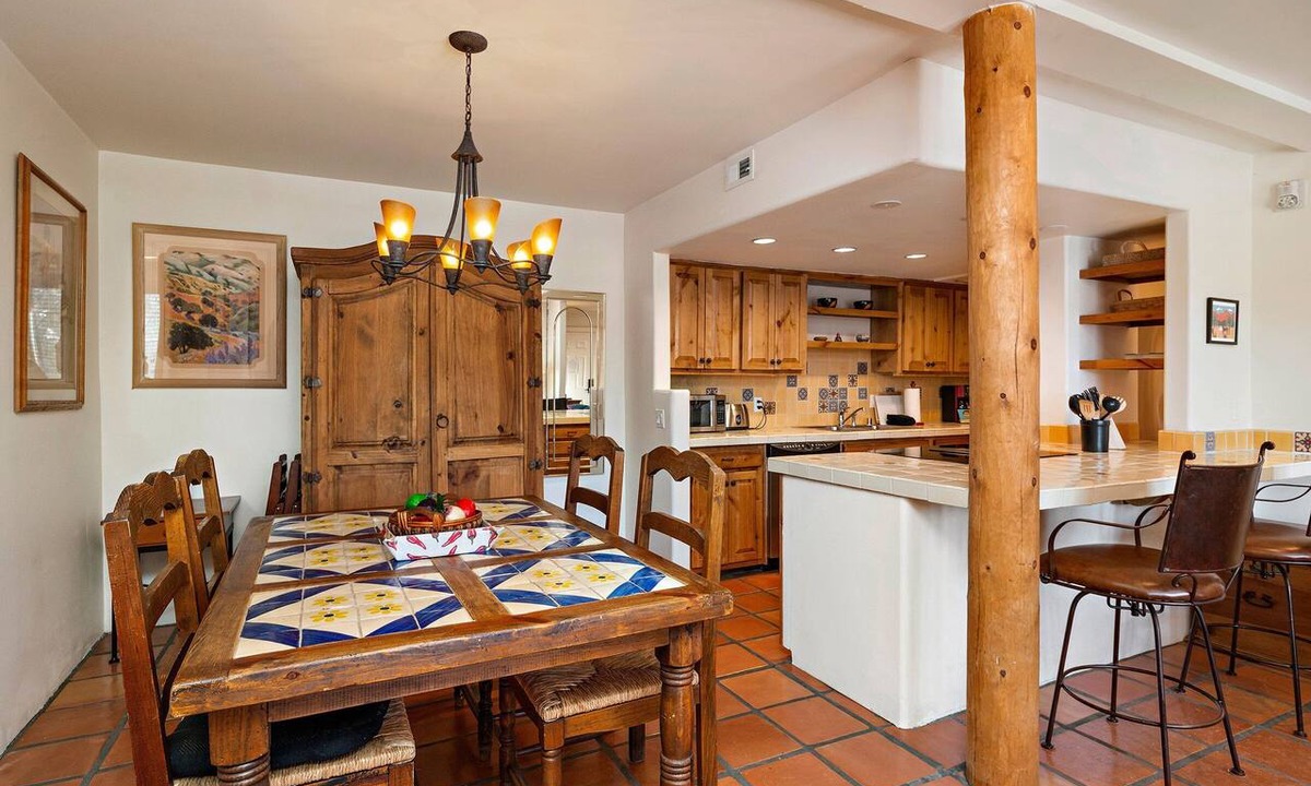 Northeast Santa Fe Hotel | Fort Marcy 23 | Walk to Plaza | Kiva Fireplace | Full Kitchen | Hot Tub | Pool | 2 Levels