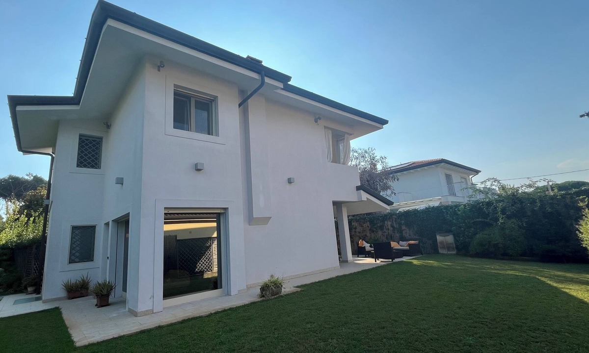 Forte dei Marmi House | Forte dei marmi: Modern house with garden 5 minutes walk from the beach