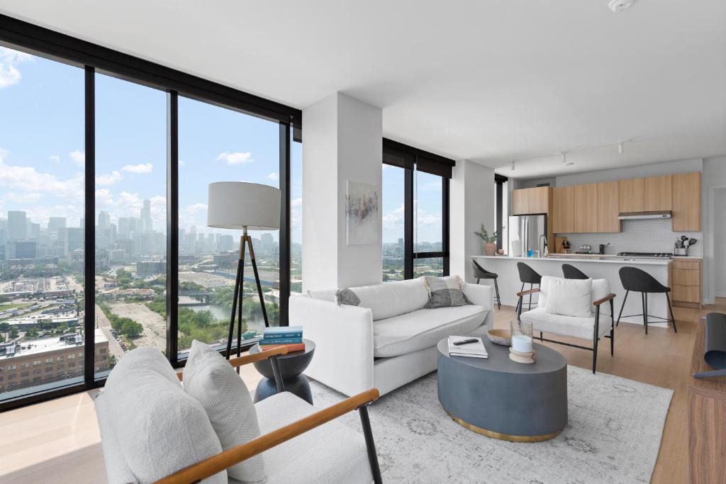 River North Apartment | Foundry Unmatched Skyline Views at Lincoln Park