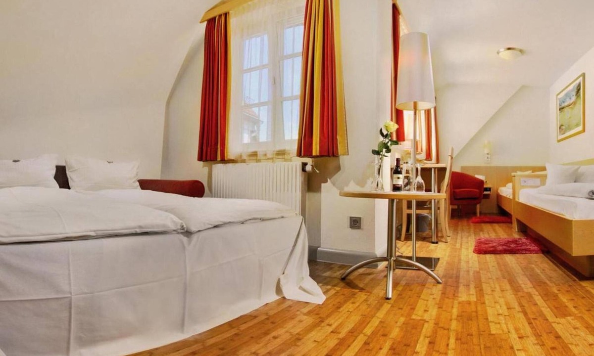 Ehingen Apartment | Four-bed room Comfort with shower and WC