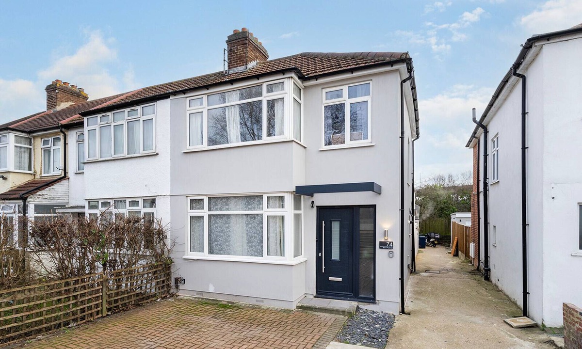 West Hendon House | Four Bedroom house walking distance to mall