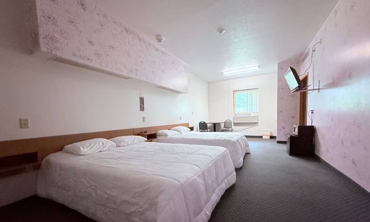 Ida Grove Hotel | Four Charming Royal-Style Rooms Perfect for Road Trips + Free Parking