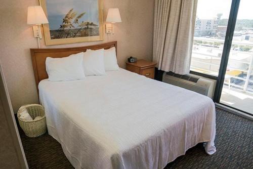 Northeast Virginia Beach Apartment | Four Sails Resort