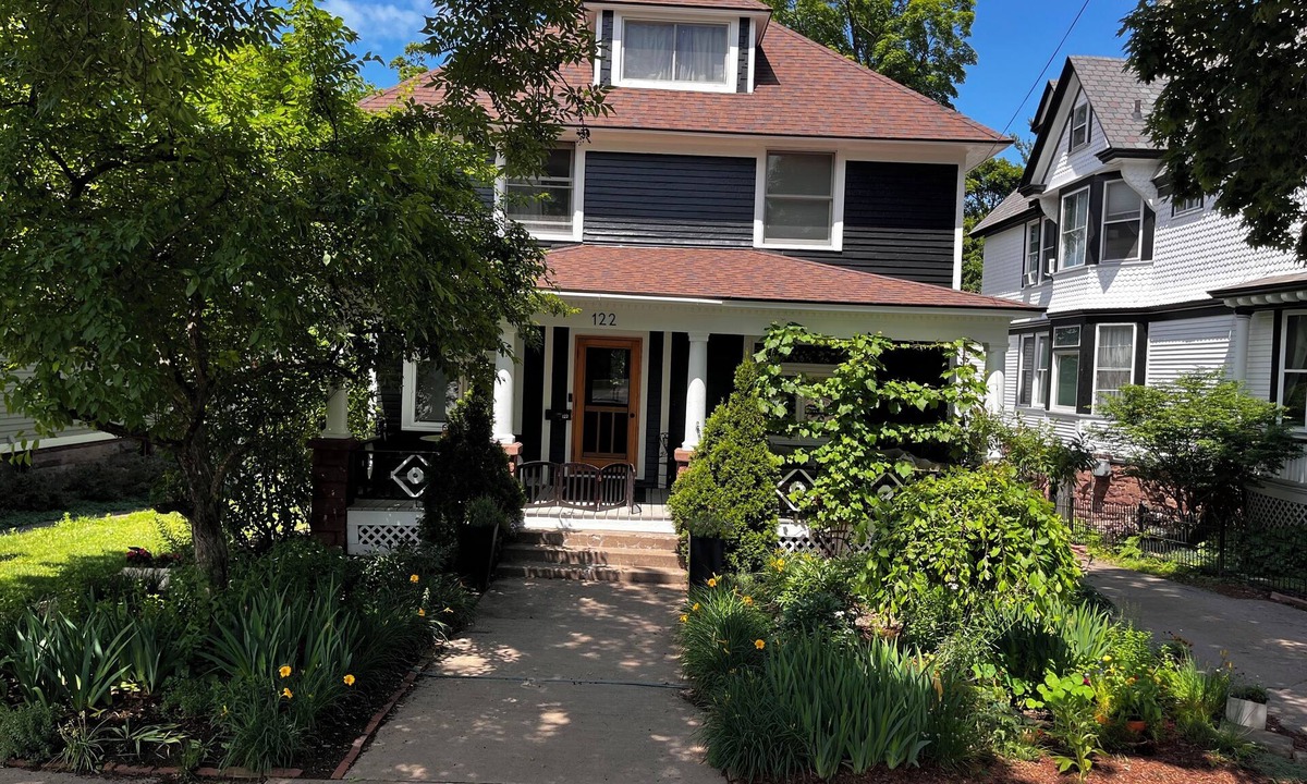 Marquette House | Four Square Marquette- Centrally located w porch, patio, sauna, fire pit