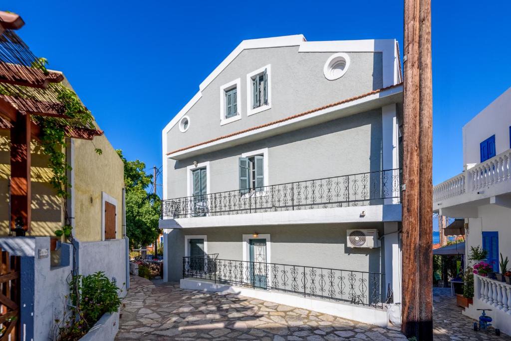 Halki Apartment | FOURLANOU HOUSE