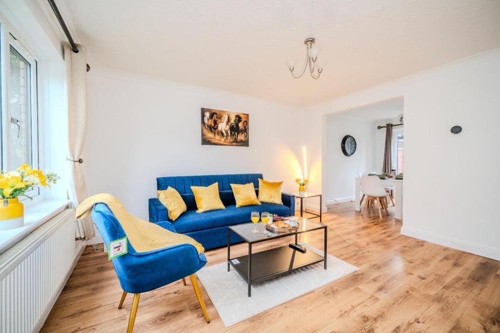 Maidenbower Apartment | Fowler House 2 Bedroom ,Free WIFI, Parking, Crawley, Close to Gatwick Airport, Contractor friendly, business travellers