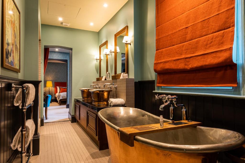 Barbican Hotel | Fox and Anchor