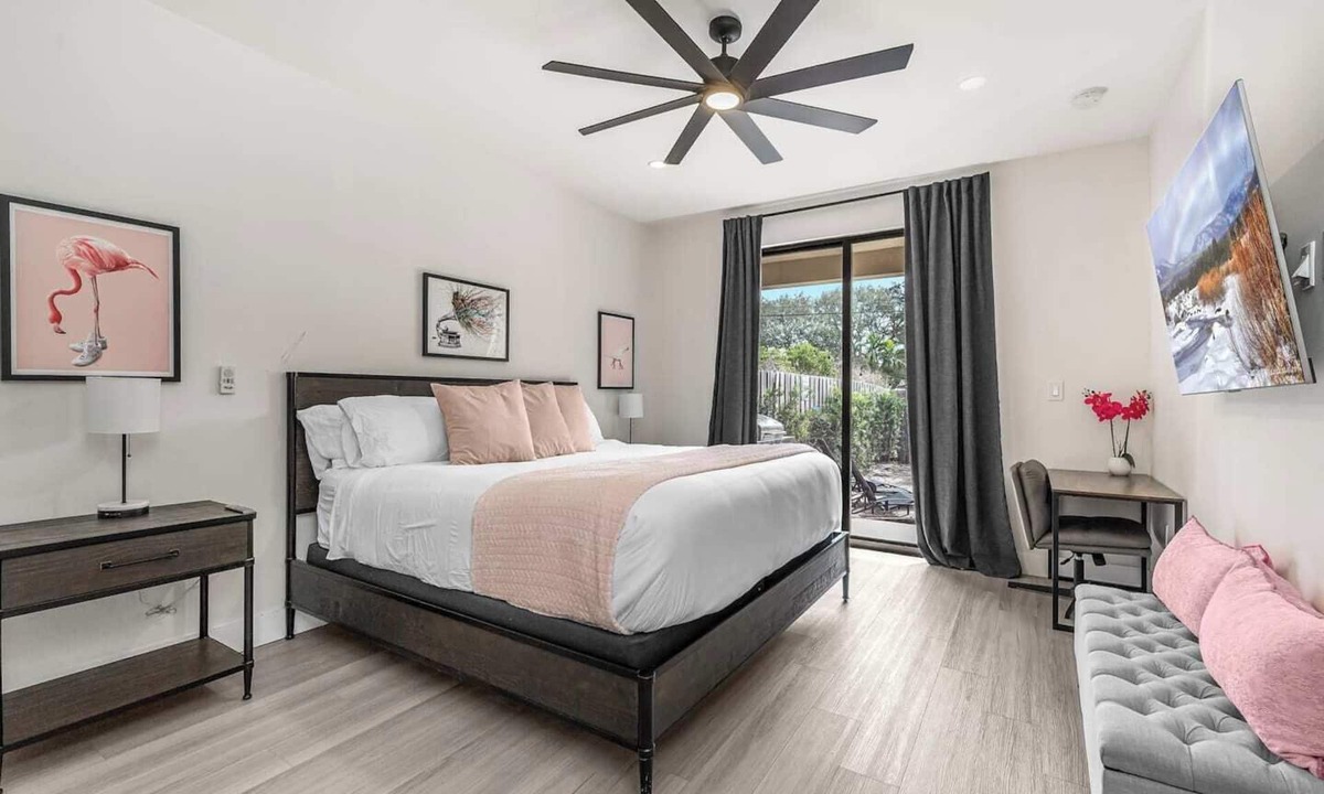 Croissant Park House | Fox Sonata Downtown Pool House