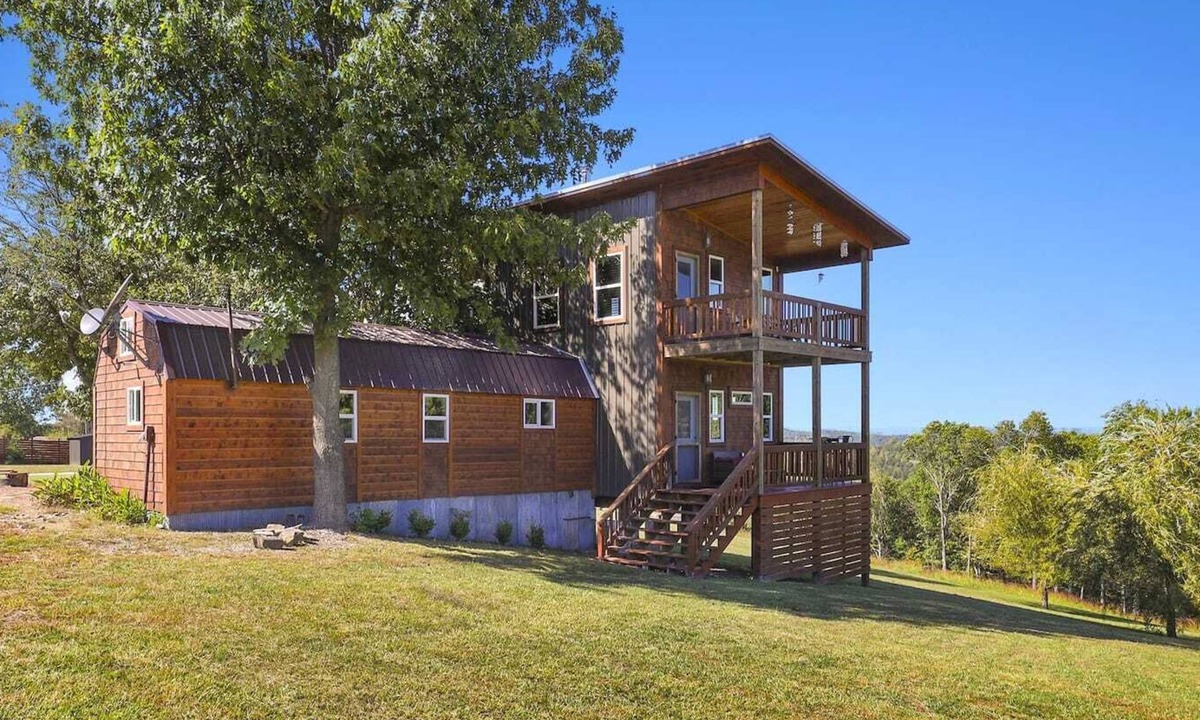 Eureka Springs Cabin | Fox Wood Cabin with Hot Tub, family-friendly, 50 acres, hiking trail, three decks, only 15 min to downtown Eureka!