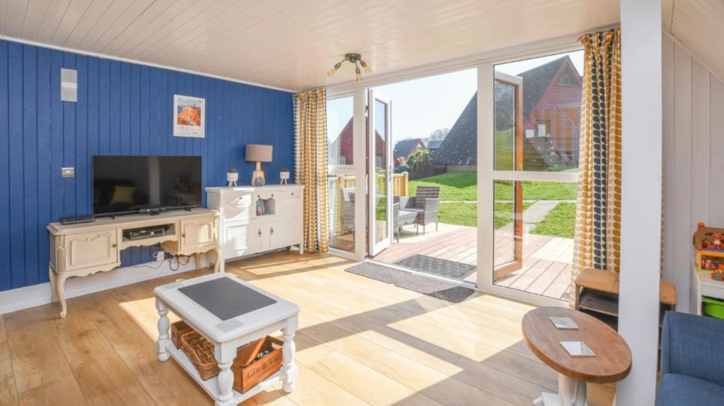 Great Mongeham Ski Chalet | Foxes Sea Side Retreat Deluxe Chalet is a lovely holiday home tucked away on the Kent Coast