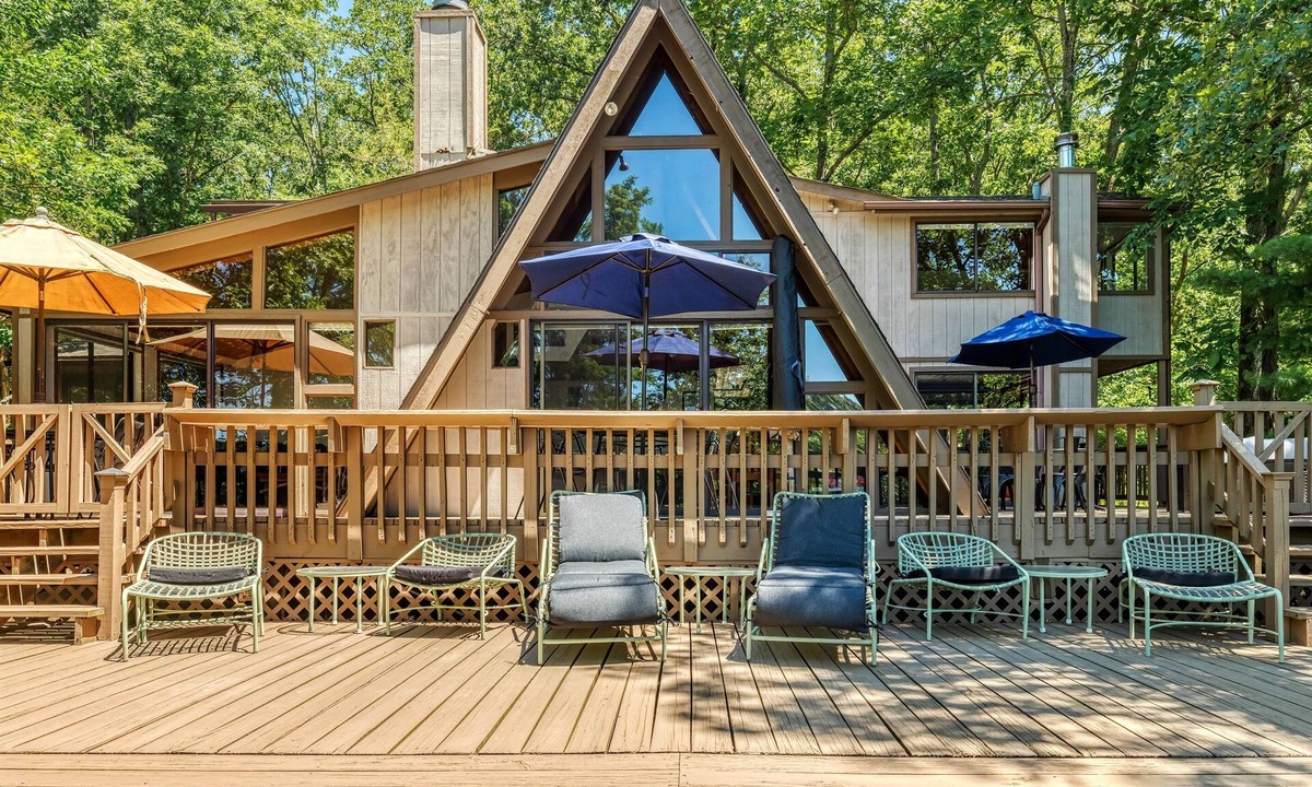 Innsbrook Ski Chalet | Foxtail Lake Front Chalet with HOT TUB
