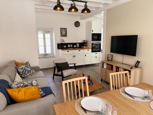 La Chapelle-Saint-Martin-en-Plaine House | Charmante maison de bourg accueillante - 5 pers. - FR-1-491-483