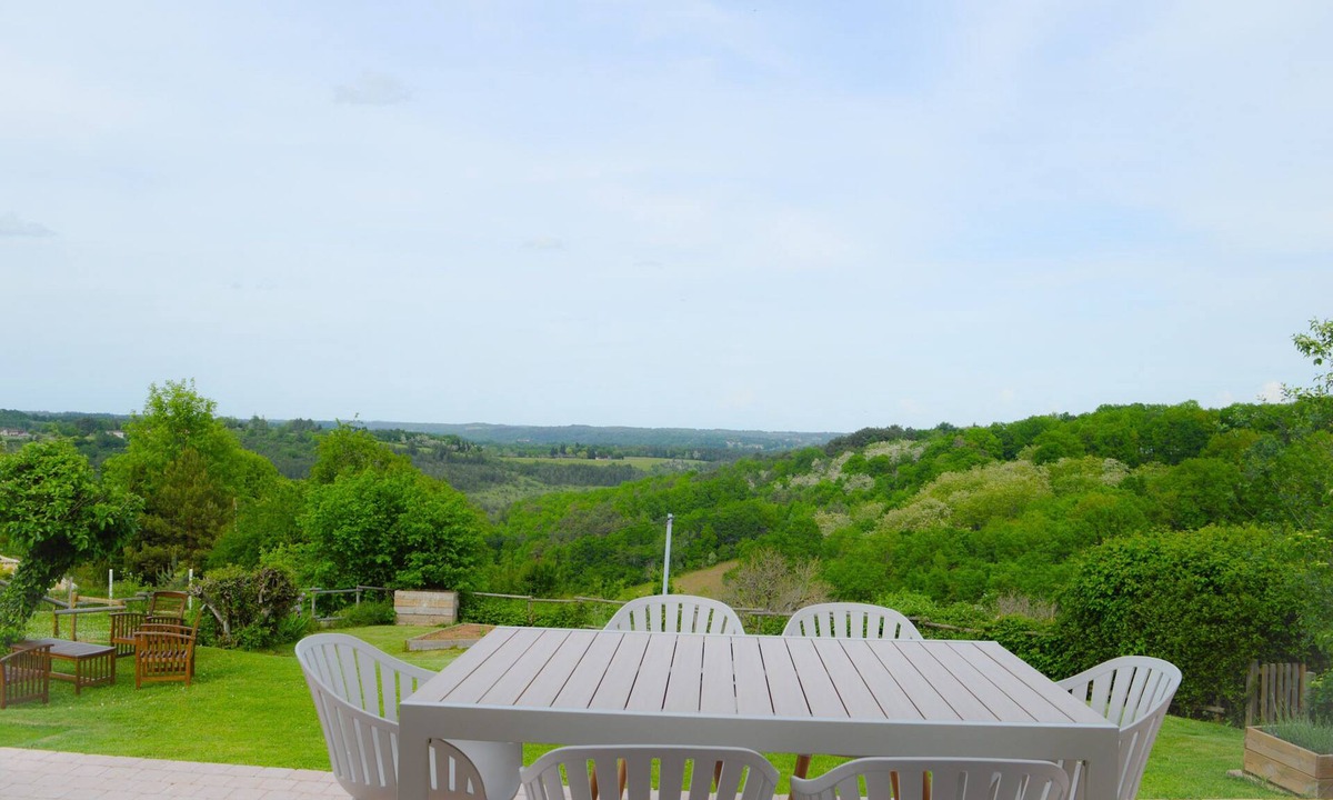 Rouffignac-Saint-Cernin-de-Reilhac House | A breathtaking view @Aux Volets Bleus at Mark & Sylvie