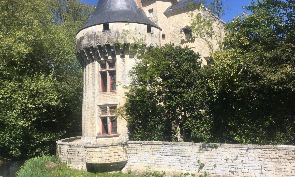 Saint-Georges-de-Longuepierre Cottage | tranquil farmhouse with heated pool ,renter has exclusive use .