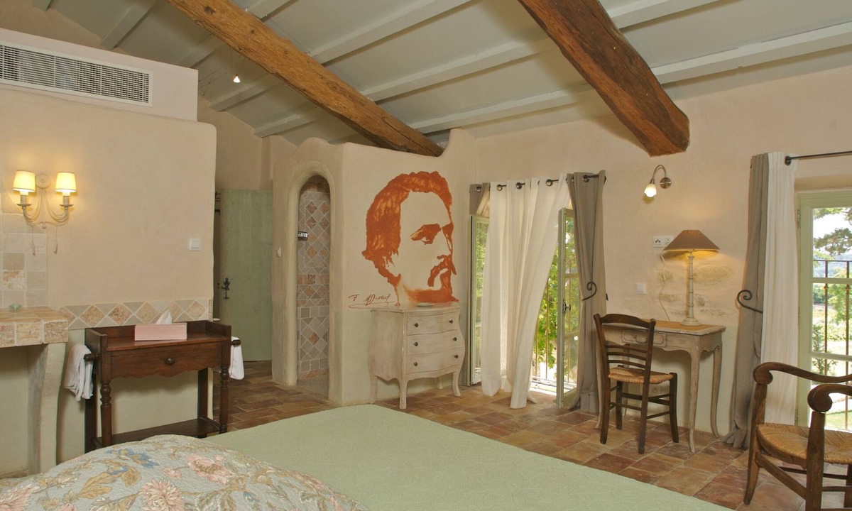 Saint-Hippolyte-le-Graveyron House | Lodging in an authentic Provençal Castle.