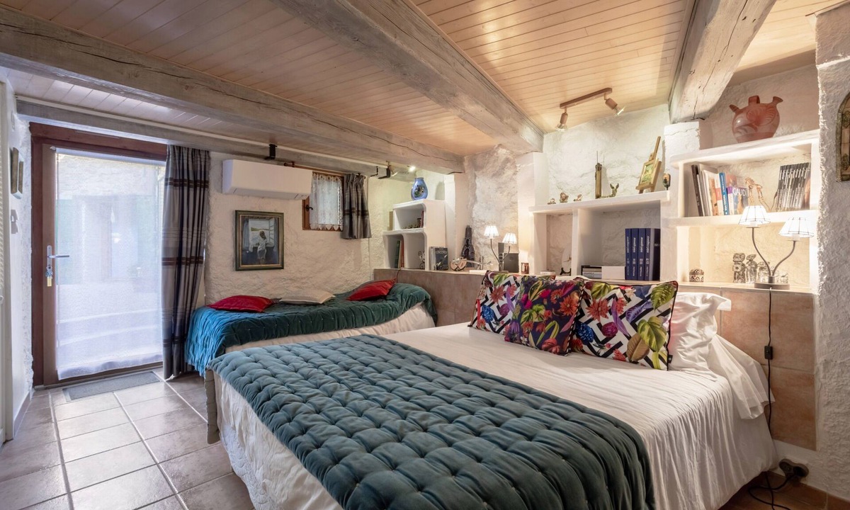 Sainte-Colombe-de-la-Commanderie Bed & Breakfast | Bed and breakfast 'Tourelle Chambre Double Vue Jardin'
