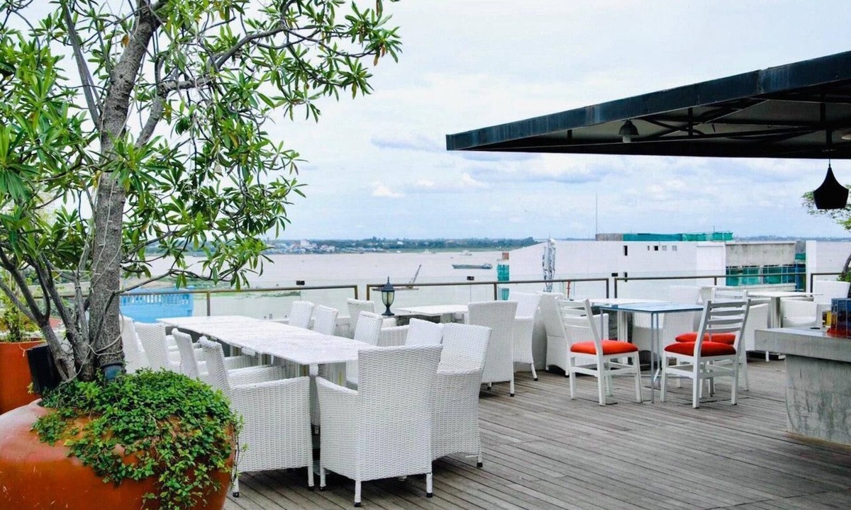 Daun Penh Bed & Breakfast | Frangipani Royal Palace- Deluxe Room