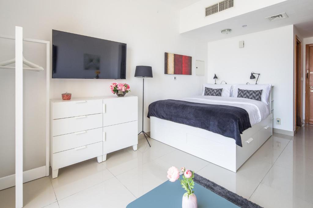 Dubai Production City Apartment | Frank Porter - Lakeside
