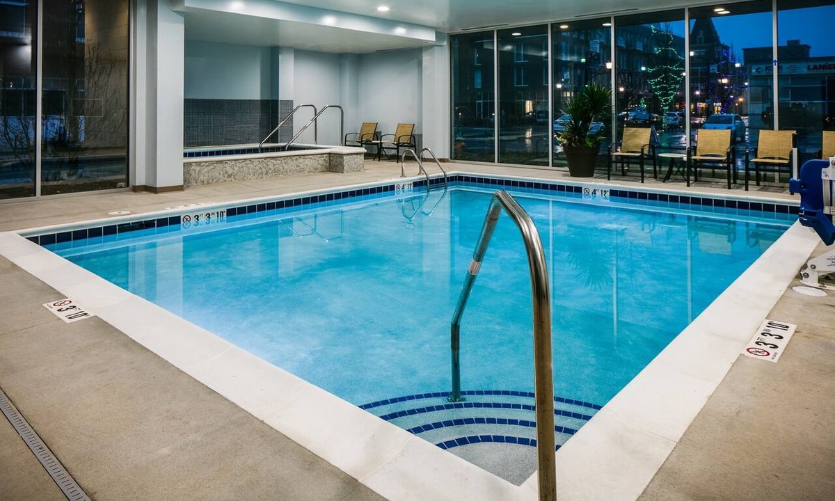 Downtown Des Moines Condo | Free Breakfast Buffet. Indoor Pool & Hot Tub. Stay in Downtown Des Moines.