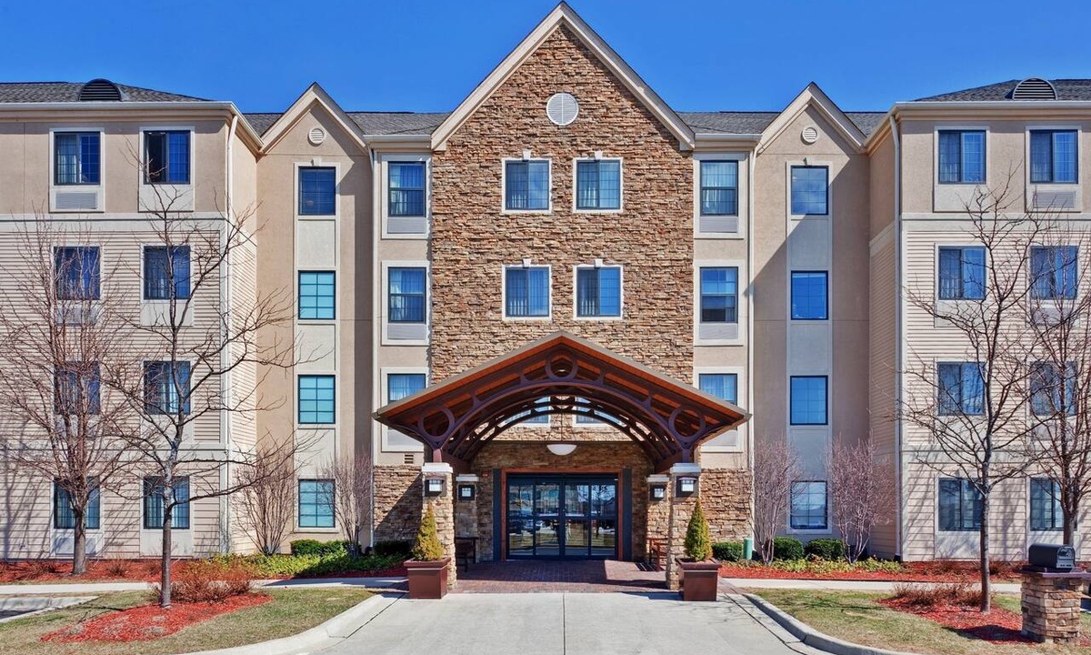 Glenview Apartment | Free Breakfast Buffet at this Staybridge Studio! Indoor Pool, Gym, 24h Business Center!
