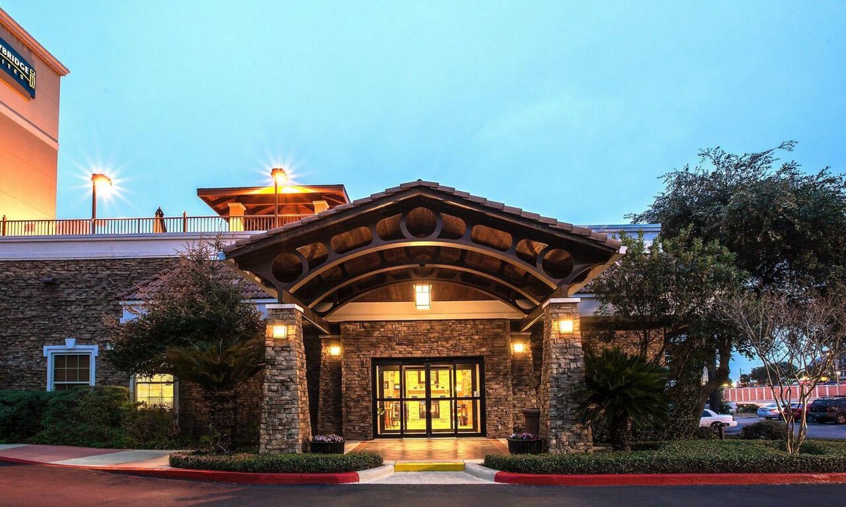 Shearer Hills - Ridgeview Condo | Free Breakfast + Outdoor Pool | Suite with Roll-in Shower Only 15 Minutes from the Riverwalk!