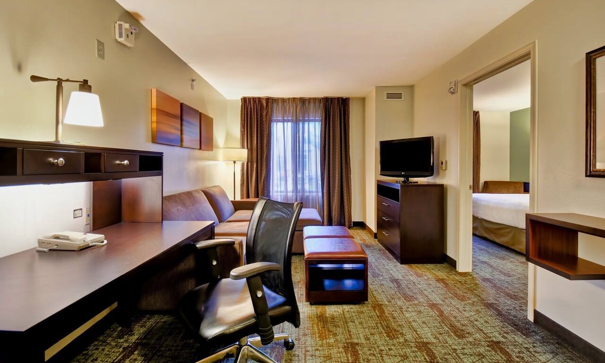 Middleton Condo | Free Breakfast. Pool and Hot Tub. Downtown Location. Near the University of Wisconsin-Madison!