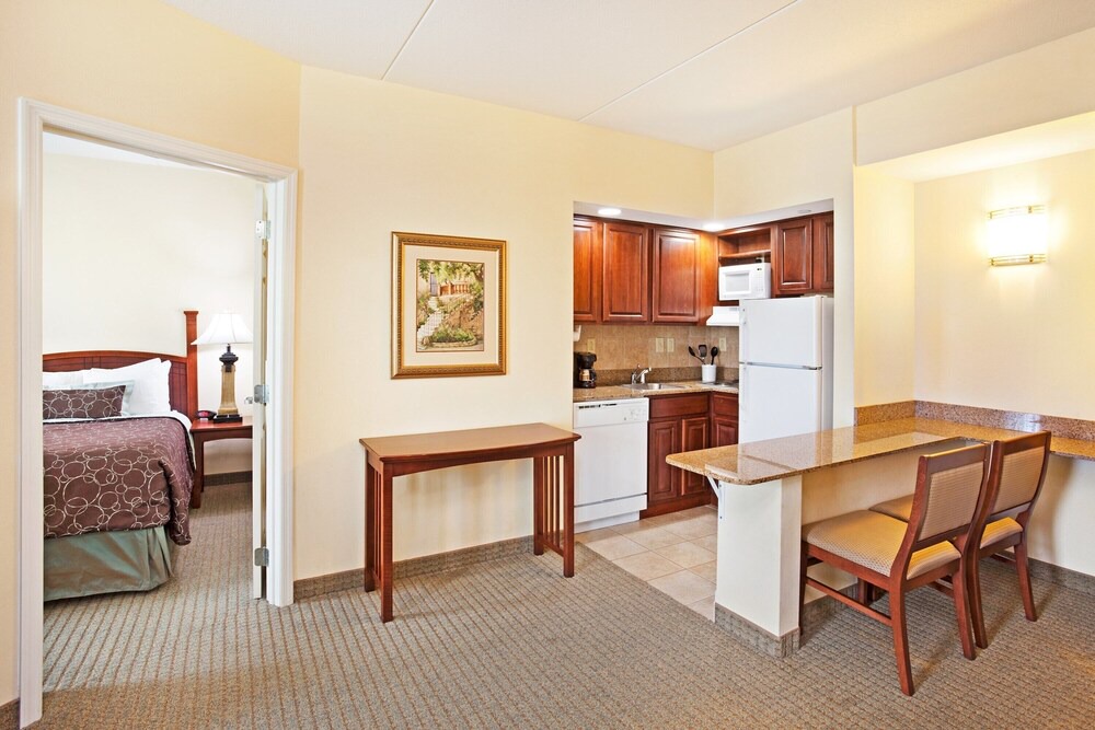Oak Ridge Condo | Free Breakfast. Pool & Gym. Near the University of Tennessee Arboretum!