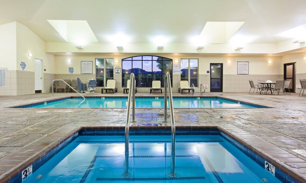 Fairfield Condo | Free Breakfast. Pool & Hot Tub. King Suite at Staybridge!