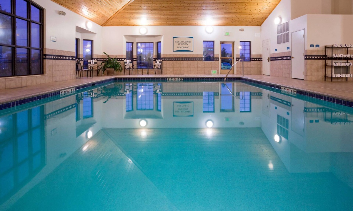 Maple Grove Condo | Free Breakfast. Pool & Hot Tub. Gym. Near Albertville Premium Outlets!
