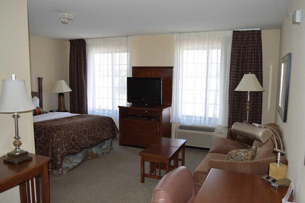 Oconomowoc Apartment | Free Breakfast. Pool & Hot Tub. Gym. Near Aurora Medical Center!